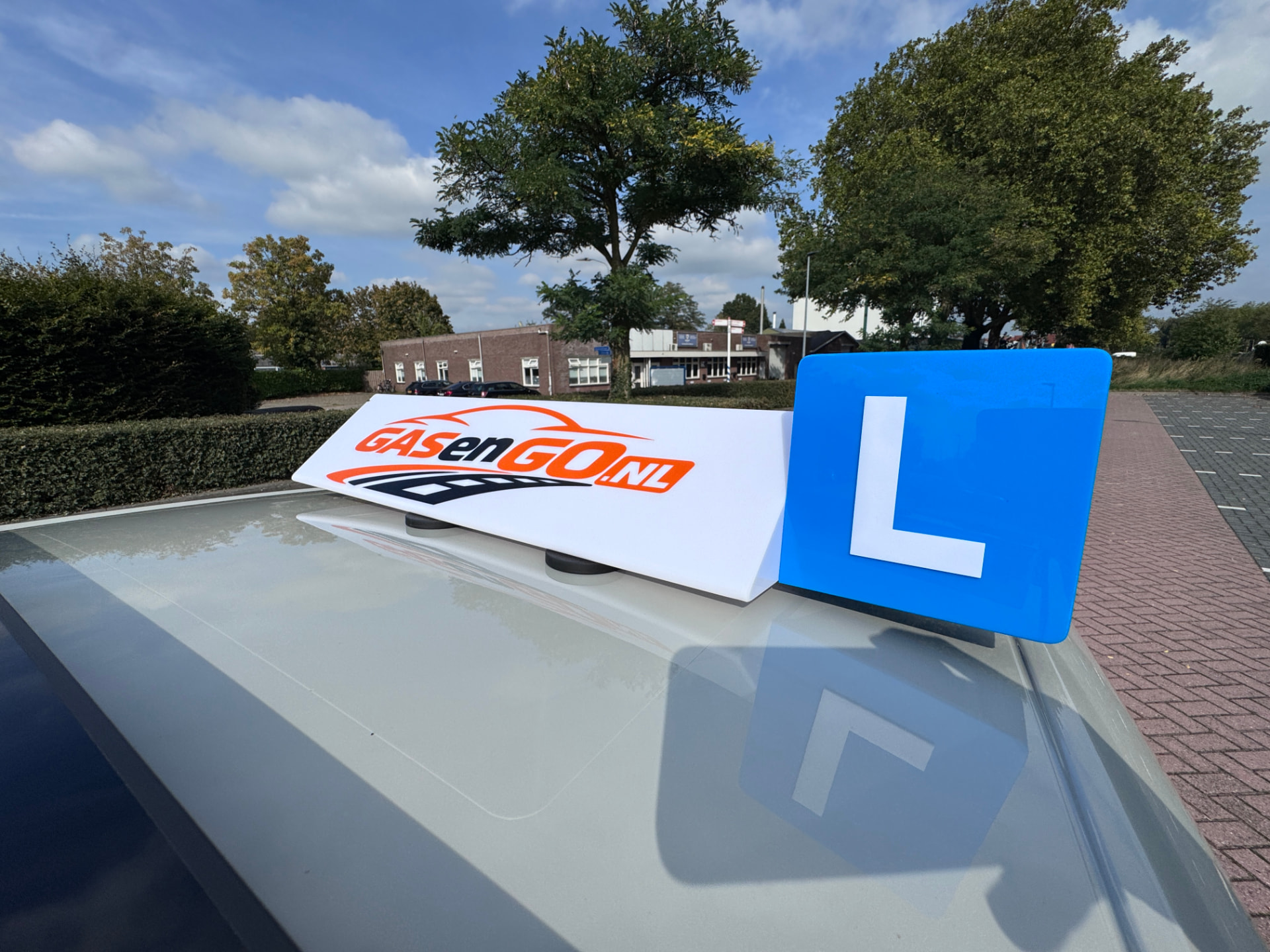 Lesauto Rijschool Gas en Go met dakbord